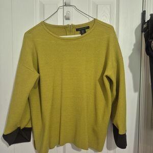 Tahari Yellowish Green Crew Neck Sweater with Modern Color-Blocking